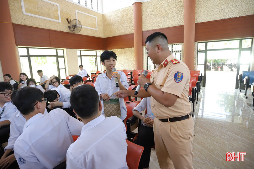 Lực lượng CSGT Công an Hà Tĩnh triển khai nhiều giải pháp để ngăn ngừa TNGT liên quan lứa tuổi học sinh. tai-nan-giao-thong-2-3702.jpg