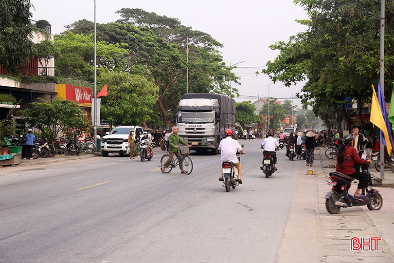 Xe tải trọng lớn từng là sự bất an của người dân sinh sống dọc tuyến đường ven biển Hà Tĩnh. bqbht_br_duong-ven-bien-ha-tinh-3.jpg