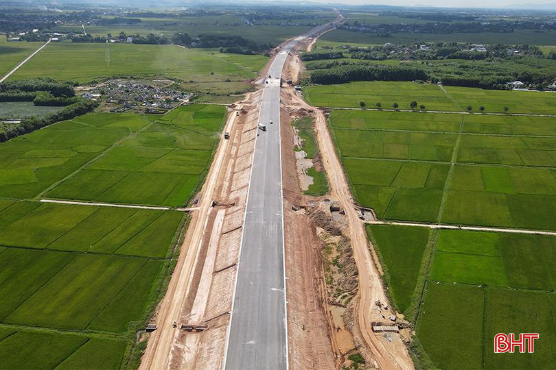Đến ngày 19/8/2024, tổng giá trị giải ngân kế hoạch vốn đầu tư công trên địa bàn Hà Tĩnh đạt 3.294.173 triệu đồng, bằng 62,3% kế hoạch Thủ tướng giao và bằng 53,7% kế hoạch vốn đã phân bổ. cao-toc.jpg