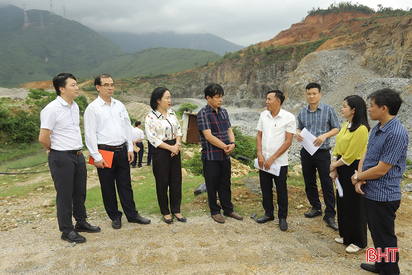 Đoàn giám sát HĐND tỉnh khảo sát tình hình khai thác tại mỏ đá phường Kỳ Phương, TX Kỳ Anh của Công ty CP Vật liệu và Xây dựng Hà Tĩnh. khaong-san-06-6689-1292.jpg