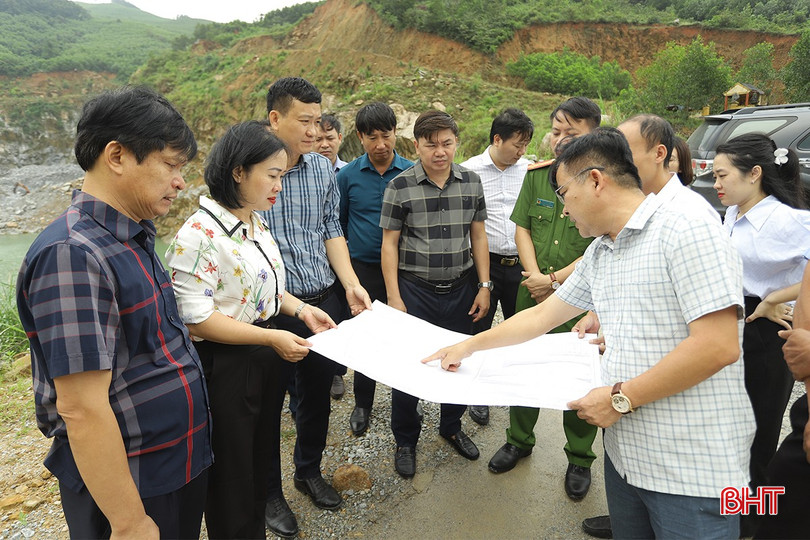 Đoàn giám sát HĐND tỉnh khảo sát việc khai thác đá tại mỏ đá xây dựng núi Rác, xã Cẩm Trung, huyện Cẩm Xuyên của Hợp tác xã 30/4. khoang-san-1-7629-7095.jpg
