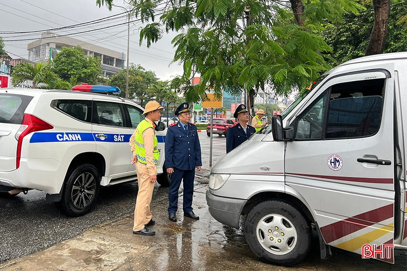 Tổ liên ngành kiểm tra trường hợp dừng, đậu không đúng nơi quy định đối với phương tiện kinh doanh vận tải hành khách ở khu vực trung tâm TP Hà Tĩnh. bqbht_br_an-toan-giao-thong-1.jpg
