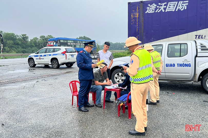 Lực lượng Thanh tra giao thông và CSGT phối hợp xử lý trường hợp vi phạm đón, trả khách sai quy định. bqbht_br_an-toan-giao-thong.jpg
