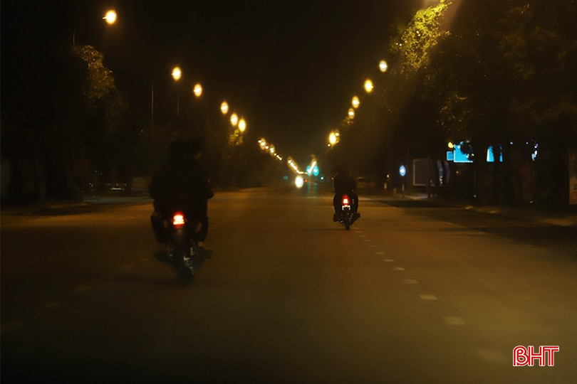 Tình trạng một bộ phận thanh, thiếu niên điều khiển xe mô tô, xe gắn máy vi phạm quy định ATGT tiềm ẩn nguy cơ xảy ra TNGT và mất ANTT trên địa bàn TP Hà Tĩnh. bqbht_br_vi-pham-giao-thong-2.jpg