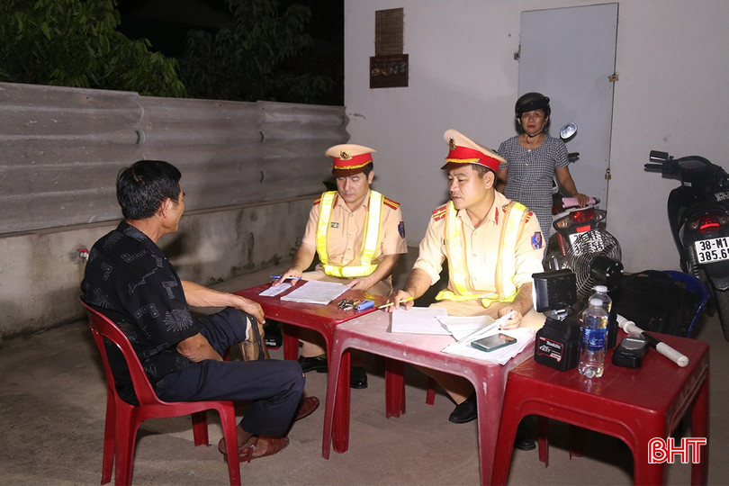 CSGT Công an Hà Tĩnh xử lý người vi phạm quy định về an toàn giao thông. nong-do-con-2.jpg