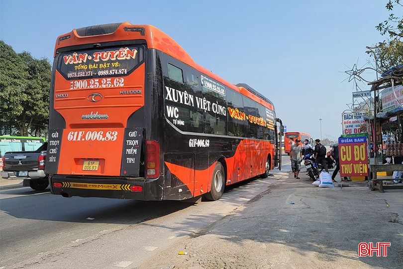 Việc chưa xây dựng các điểm dừng đón, trả khách là một trong những nguyên nhân dẫn tới tình trạng xe khách dừng đón, trả khách sai quy định. bqbht_br_diem-dung-don-tra-khach-1.jpg