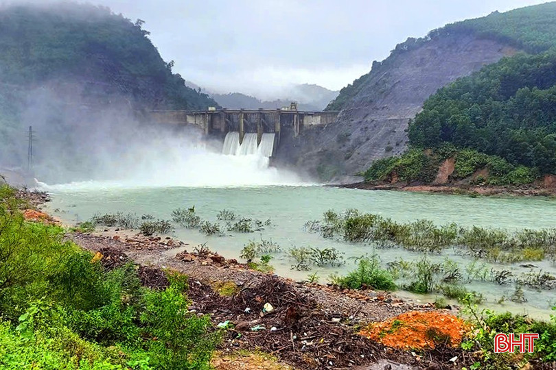Nhà máy thủy điện Hố Hô đang xả tràn với lưu lượng 307 m3/giây. bqbht_br_mua-lu-ha-tinh.jpg