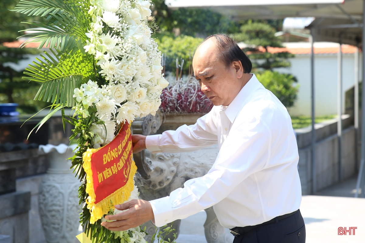 Chủ tịch nước Nguyễn Xuân Phúc dâng hương tưởng niệm các anh hùng, liệt sỹ tại Ngã ba Đồng Lộc