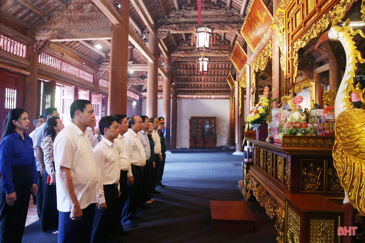 Chủ tịch nước Nguyễn Xuân Phúc dâng hương tưởng niệm các anh hùng, liệt sỹ tại Ngã ba Đồng Lộc