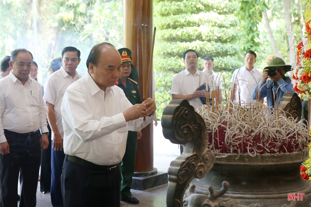 Chủ tịch nước Nguyễn Xuân Phúc dâng hương tưởng niệm các anh hùng, liệt sỹ tại Ngã ba Đồng Lộc