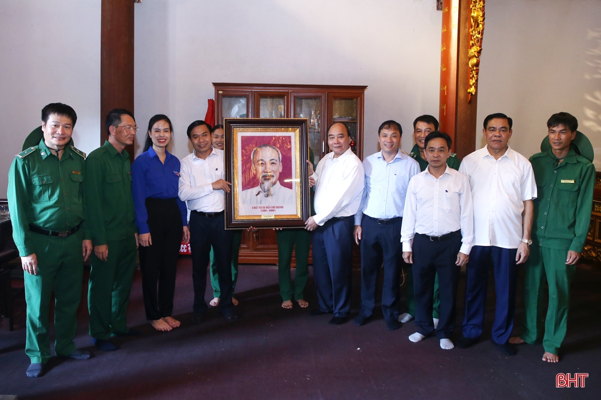 Chủ tịch nước Nguyễn Xuân Phúc dâng hương tưởng niệm các anh hùng, liệt sỹ tại Ngã ba Đồng Lộc