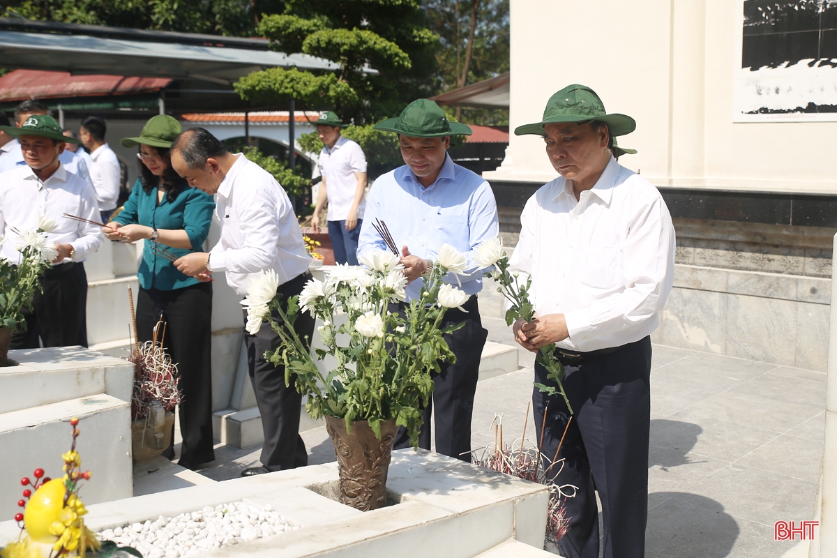 Chủ tịch nước Nguyễn Xuân Phúc dâng hương tưởng niệm các anh hùng, liệt sỹ tại Ngã ba Đồng Lộc