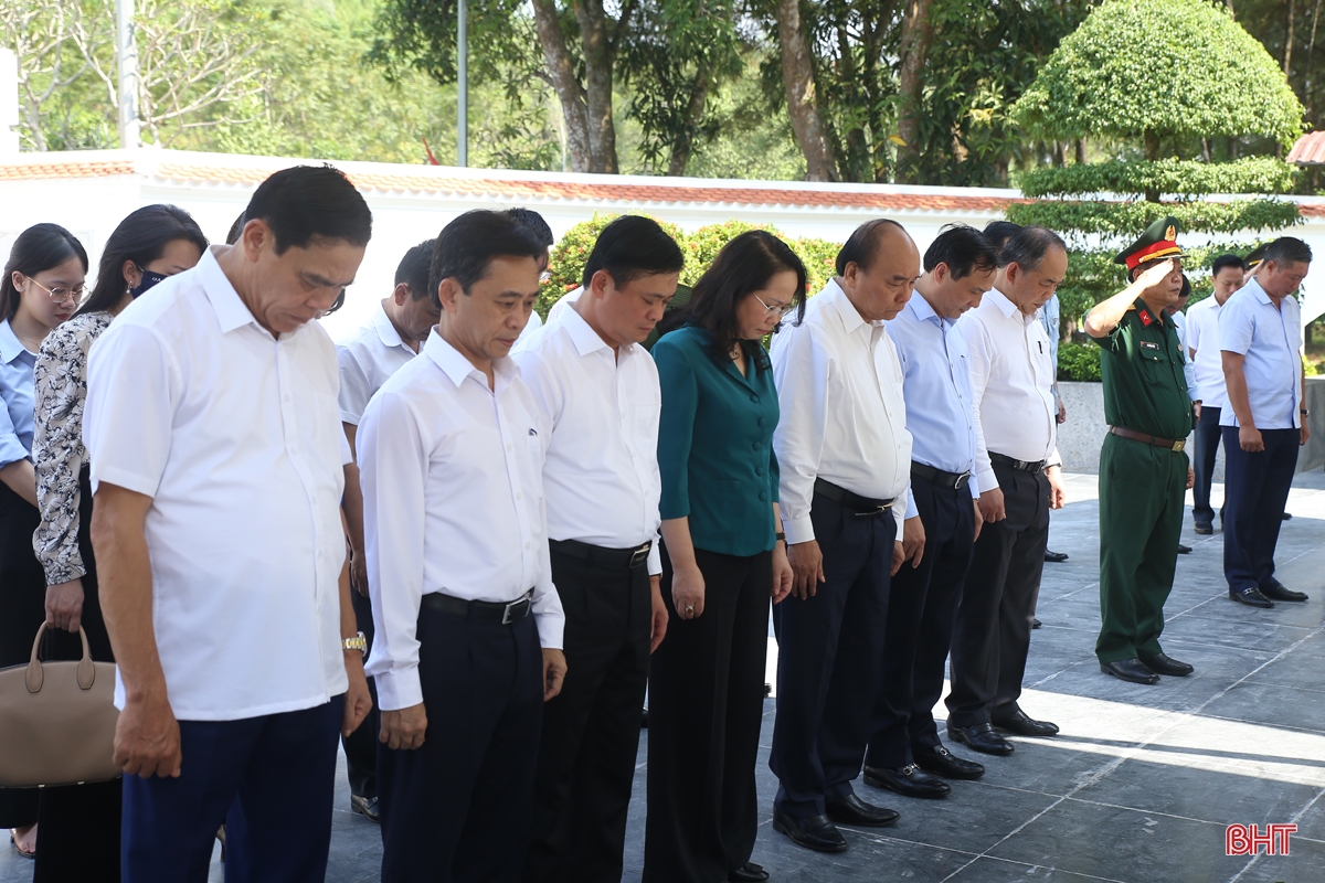 Chủ tịch nước Nguyễn Xuân Phúc dâng hương tưởng niệm các anh hùng, liệt sỹ tại Ngã ba Đồng Lộc