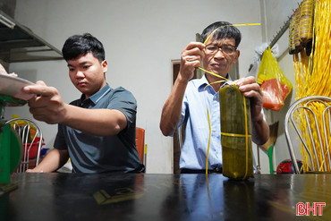 Gói giò bột - gói trọn hương vị Tết quê ở Hà Tĩnh