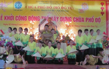 Biểu diễn văn nghệ chào mừng
