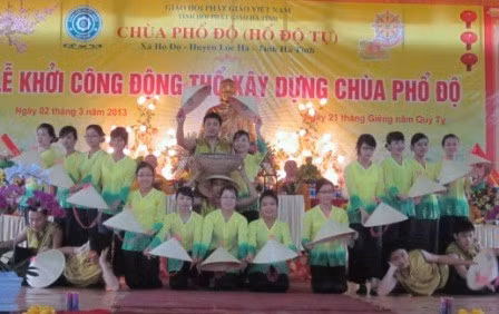 Biểu diễn văn nghệ chào mừng