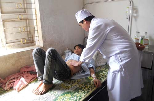 Ân cần thăm khám bệnh nhân