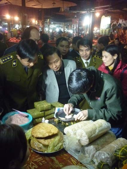 Các lực lượng chức năng lấy mẫu kiểm tra chất lượng VSATTP. Ảnh: Nam Giang