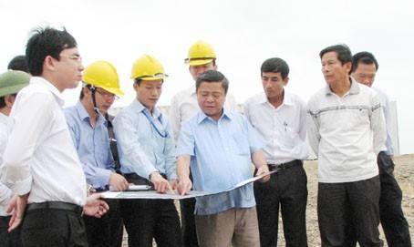 Chủ tịch UBND tỉnh Võ Kim Cự kiểm tra tiến độ xây dựng Cảng Sơn Dương