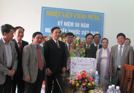 Phó Bí thư Thường trực Đinh Xuân Việt, Phó Chủ tịch HĐND tỉnh Thiều Đình Duy chúc mừng cán bộ, nhân viên Bệnh viện Y học cổ truyền tỉnh.