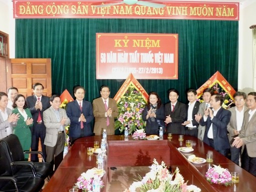 Lãnh đạo tỉnh tặng hoa chúc mừng cán bộ, nhân viên Sở Y tế...