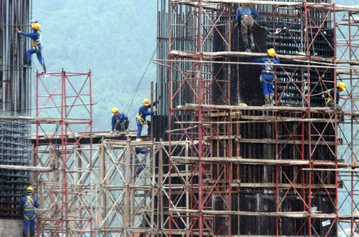 Công nhân các đơn vị đang thi công trên công trường Nhà máy Nhiệt điện Vũng Áng 1 luôn thực hiện tốt công tác đảm bảo an toàn khi làm việc