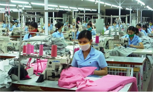 Do đặc thù công việc nên các nữ công nhân Công ty Cổ phần may Hà Tĩnh luôn nêu cao tinh thần đảm bảo ATVSLĐ, PCCN và đeo khẩu trang để giữ gìn sức khỏe