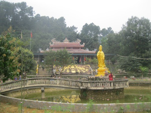 Đền Tam tòa Thánh mẫu (ở Ngọc Sơn - Thạch Hà) được tôn tạo, nâng cấp bằng vốn đầu tư của các cá nhân hảo tâm đang ngày càng thu hút khách thập phương