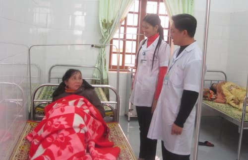 Y, bác sỹ Trạm y tế Phù Việt trò chuyện cùng bệnh nhân