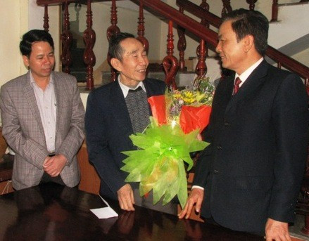 Phó Bí thư Thường trực Đinh Xuân Việt tặng hoa chúc mừng Dược sỹ Đặng Đình Chỉ - Nguyên Phó Giám đốc Sở Y tế.