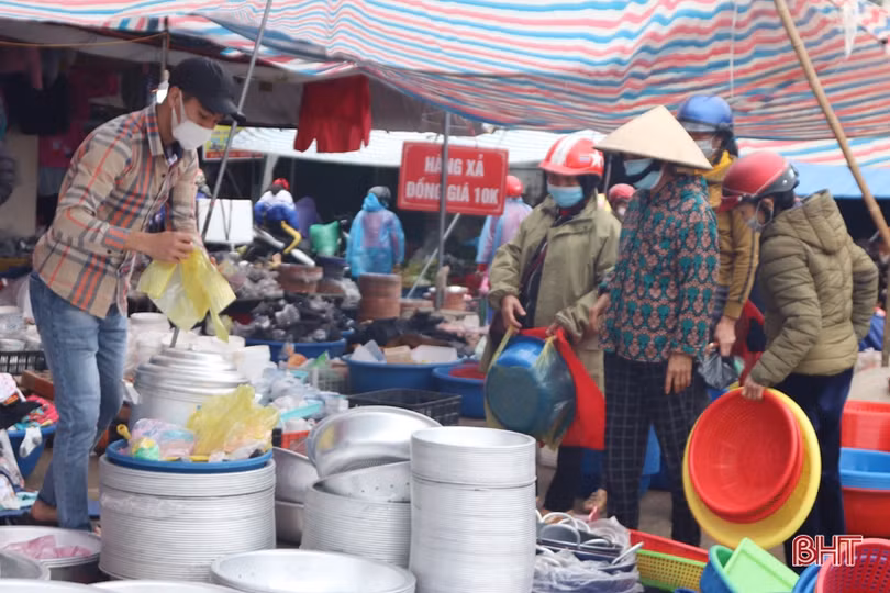 Người dân Hà Tĩnh đi chợ quê ngày tết không quên phòng dịch