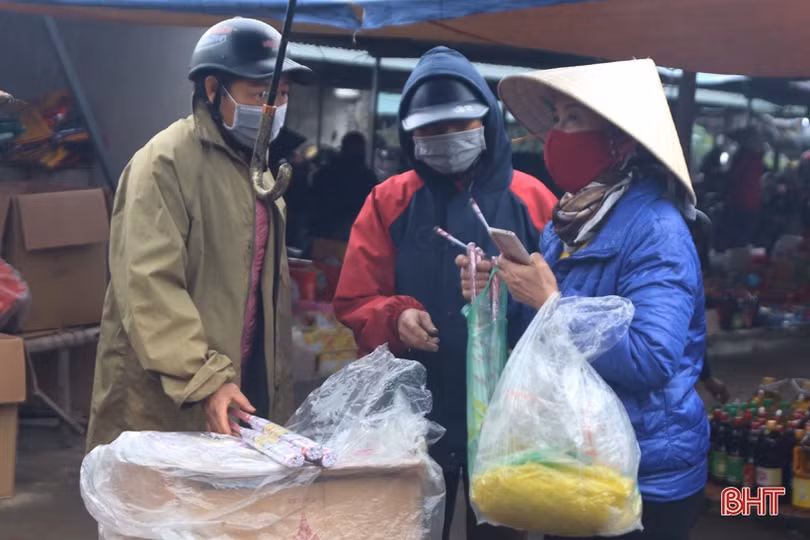 Người dân Hà Tĩnh đi chợ quê ngày tết không quên phòng dịch