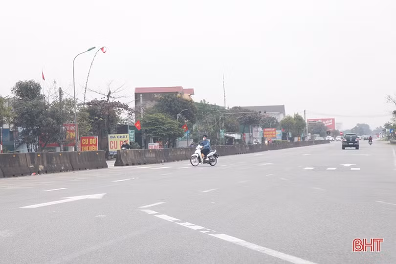 Hà Tĩnh: Nhiều người dân “đầu trần” điều khiển xe máy du xuân