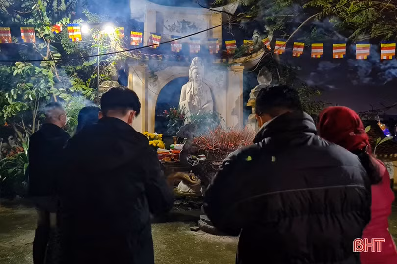 Người dân Hà Tĩnh đi lễ chùa ngay sau thời khắc đón năm mới