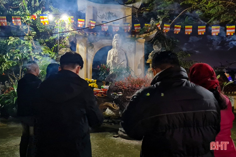 Người dân Hà Tĩnh đi lễ chùa ngay sau thời khắc đón năm mới