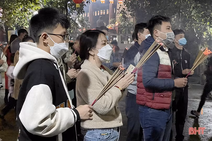 Người dân Hà Tĩnh đi lễ chùa ngay sau thời khắc đón năm mới