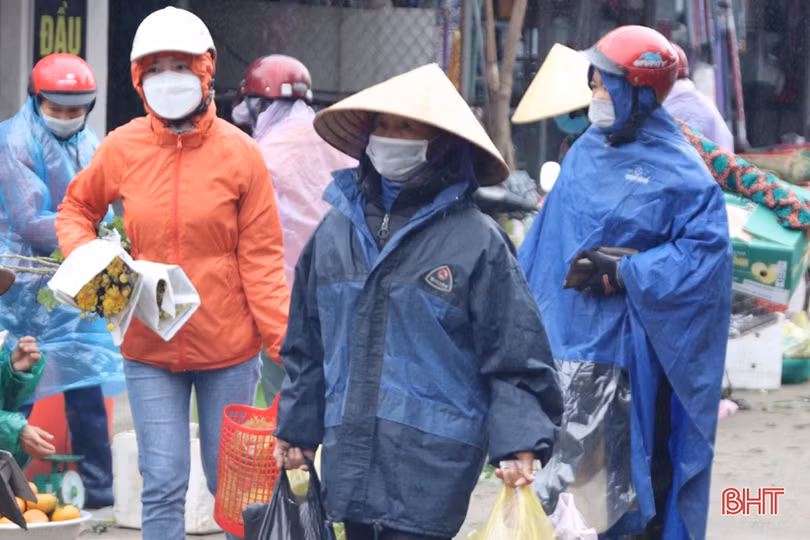 Người dân Hà Tĩnh đi chợ quê ngày tết không quên phòng dịch