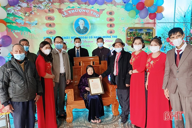 Thạch Hà: Đến tận nhà trao chứng nhận mừng thọ cho 336 người cao tuổi