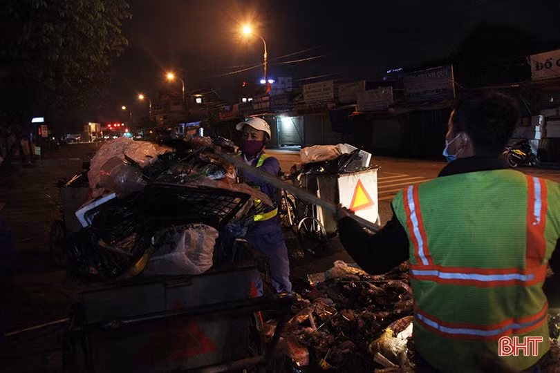 Những người thầm lặng giữ sạch đường phố đêm giao thừa ở Hà Tĩnh