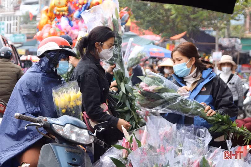 Người dân Hà Tĩnh đi chợ quê ngày tết không quên phòng dịch
