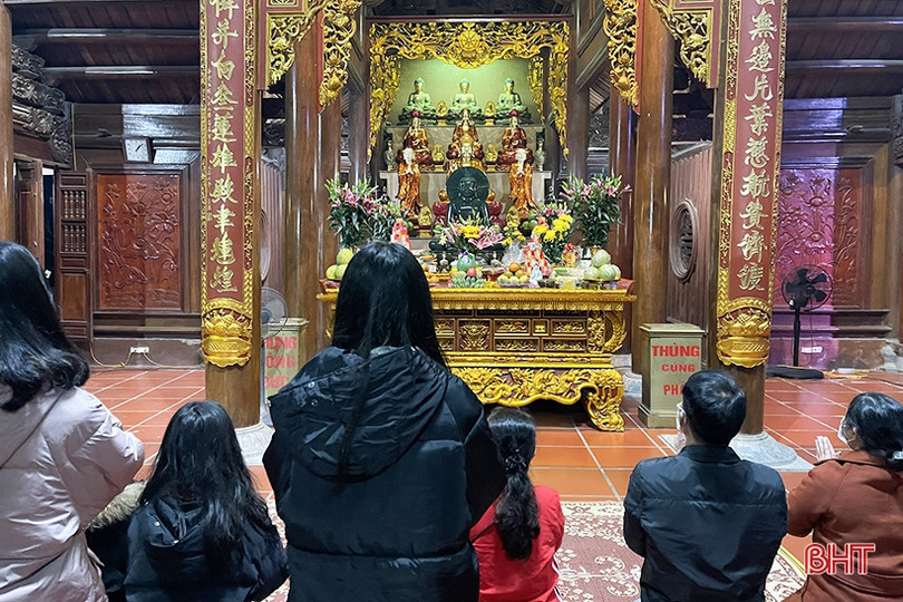 Người dân Hà Tĩnh đi lễ chùa ngay sau thời khắc đón năm mới