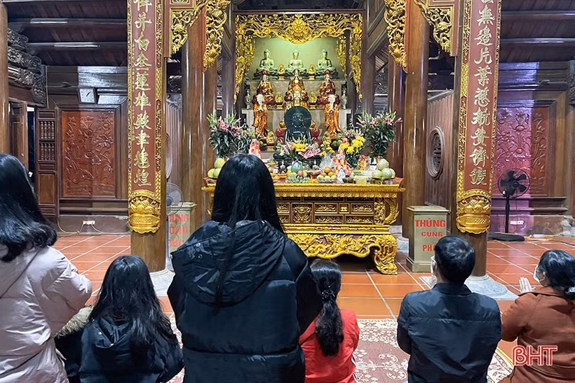 Người dân Hà Tĩnh đi lễ chùa ngay sau thời khắc đón năm mới