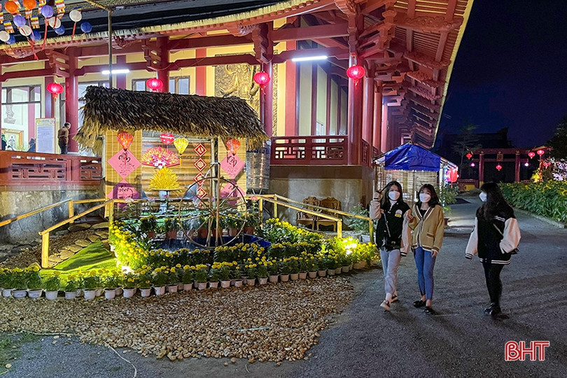 Người dân Hà Tĩnh đi lễ chùa ngay sau thời khắc đón năm mới