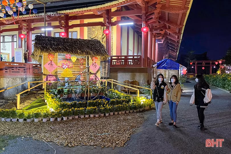 Người dân Hà Tĩnh đi lễ chùa ngay sau thời khắc đón năm mới