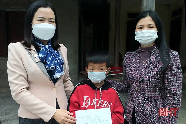 Hội Phụ nữ Hà Tĩnh tại Đức trao 27 suất quà cho người nghèo ở quê hương 