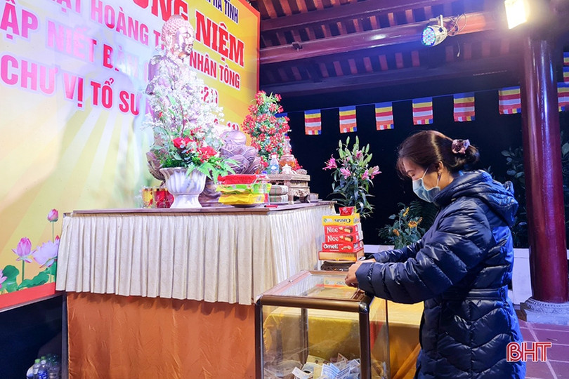 Người dân Hà Tĩnh đi lễ chùa ngay sau thời khắc đón năm mới