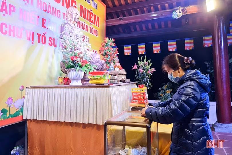 Người dân Hà Tĩnh đi lễ chùa ngay sau thời khắc đón năm mới