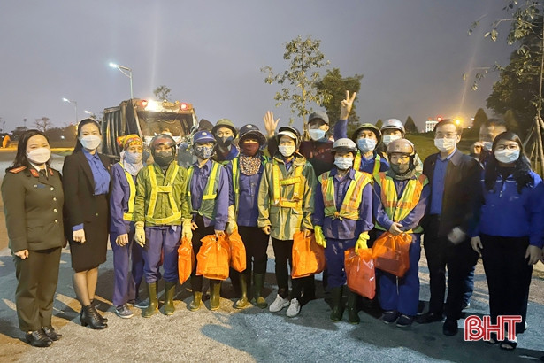 Động viên công nhân môi trường làm việc trong đêm giao thừa ở Hà Tĩnh