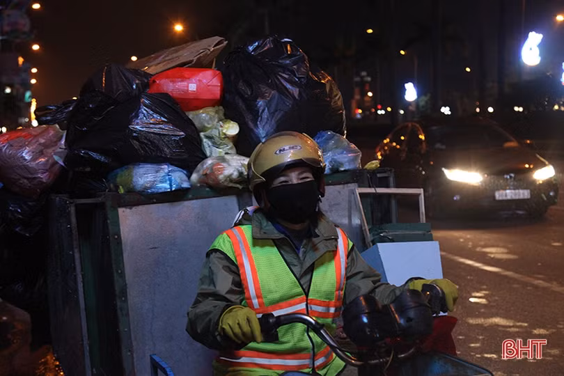 Những người thầm lặng giữ sạch đường phố đêm giao thừa ở Hà Tĩnh