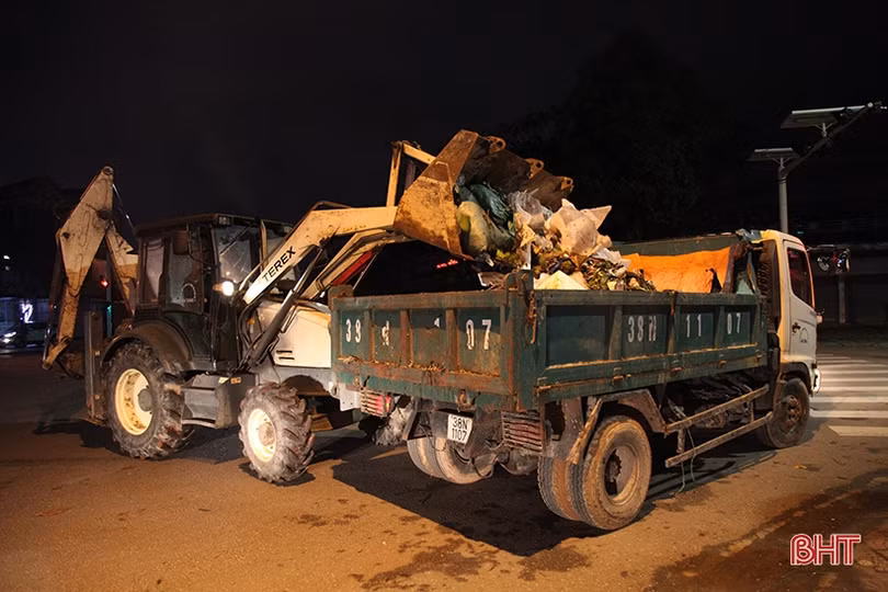 Những người thầm lặng giữ sạch đường phố đêm giao thừa ở Hà Tĩnh